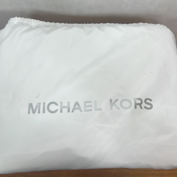 Michael Kors Jules Large Shoulder Bucket Bag - Picture 12 of 16